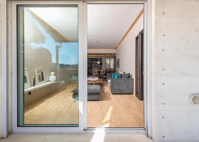 Artistic 2Bdr Flat W Terrace & City View In Centre