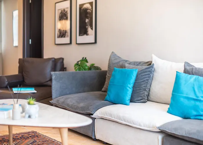 Artistic 2Bdr Flat W Terrace & City View In Centre