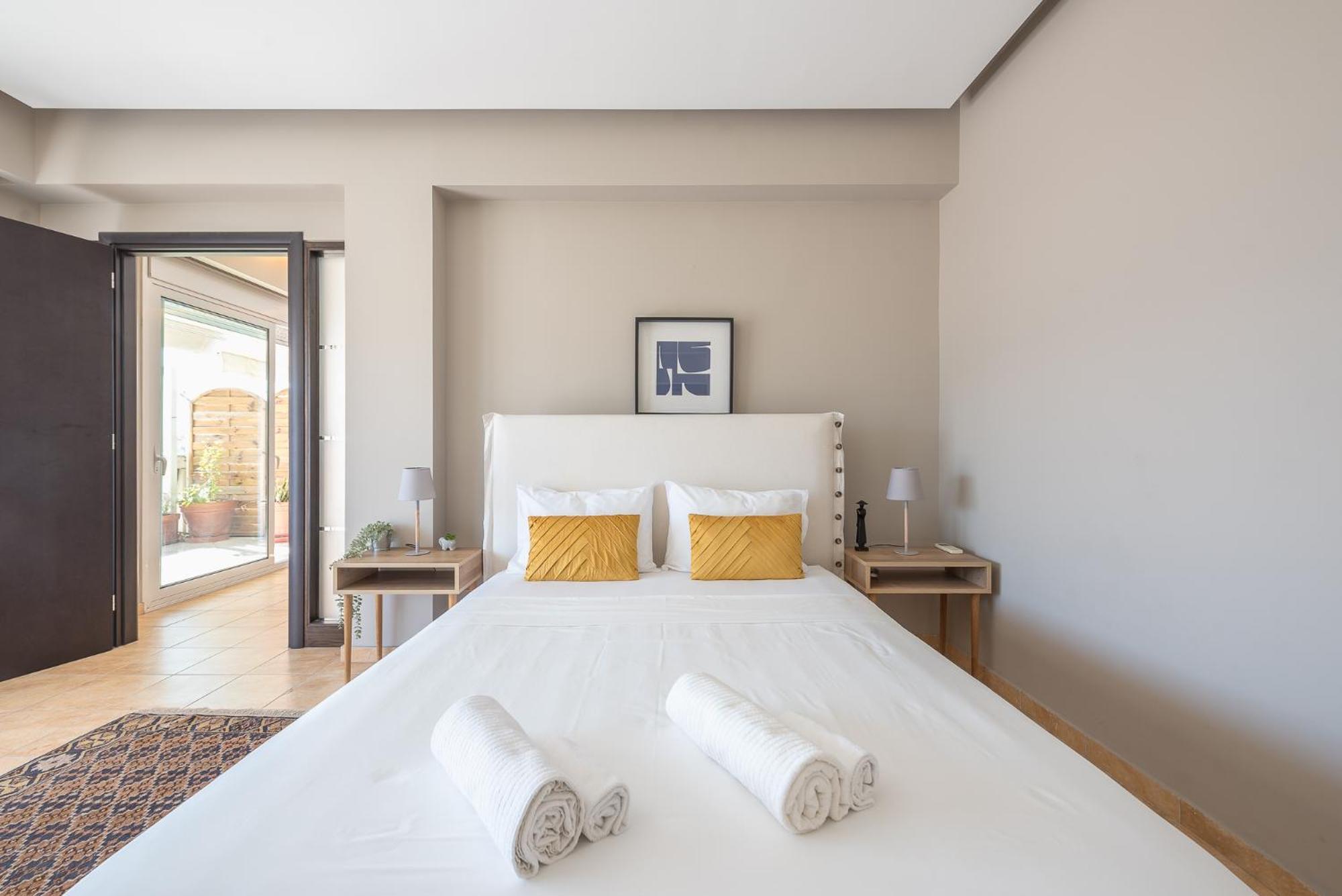 Artistic 2bdr Flat W Terrace & View In Centre