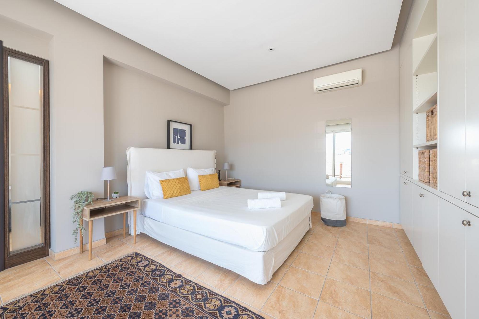 Artistic 2bdr Flat W Terrace & View In Centre *