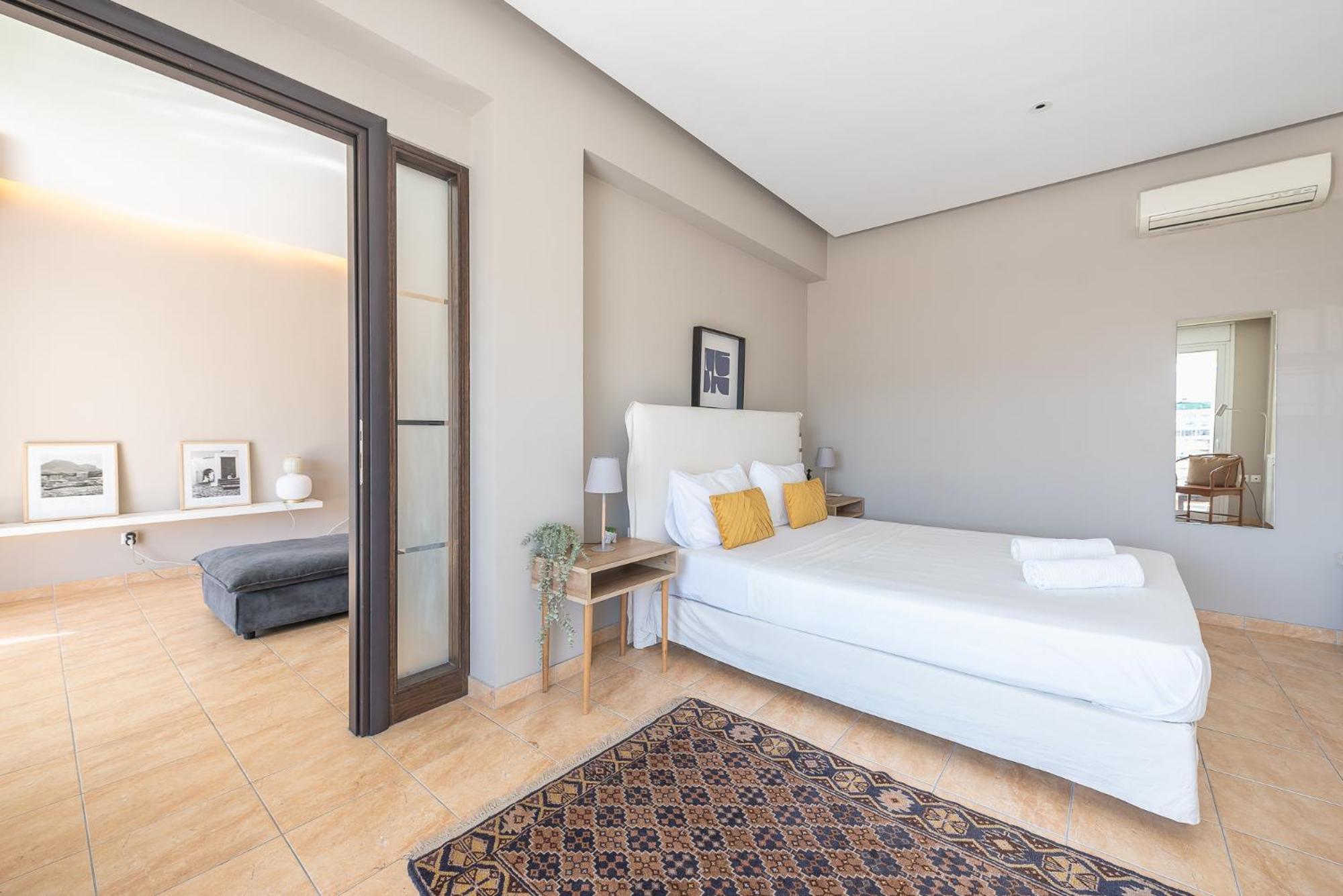 Artistic 2bdr Flat W Terrace & View In Centre